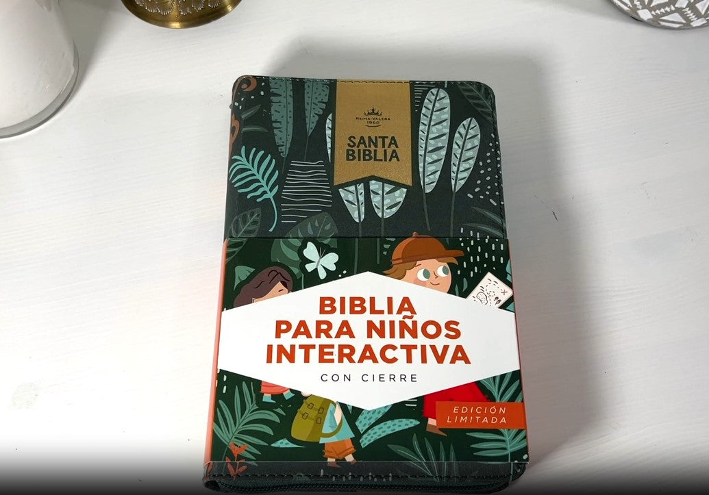 Biblia para Niños Caminando con Jesus con Cierre en color Verde